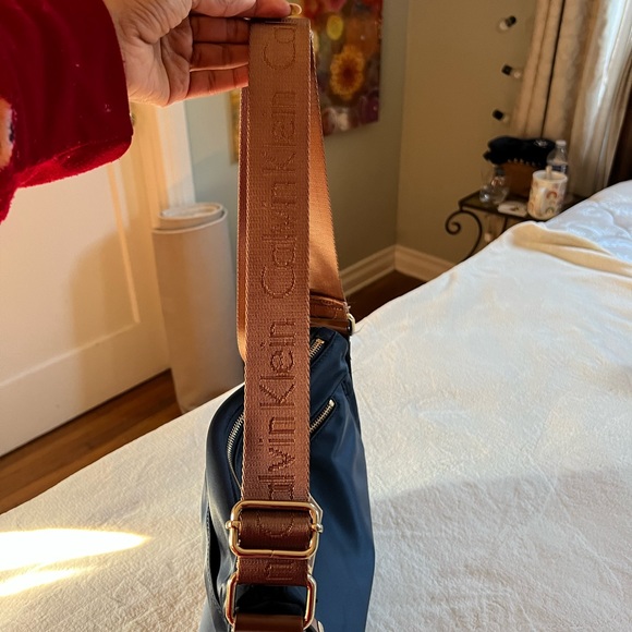 Calvin Klein ✨ Navy Blue/Tan Crossbody Bag - Picture 3 of 10